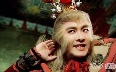 从小鲜肉到光头大叔，这个和周星驰并肩的喜剧之王经历了什么？