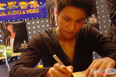 不能变老的陈小春、四缺一的Beyond,看到这些瞬间忍不住想哭 不能变老的陈小春、四缺一的Beyond,看到这些瞬间忍不住想哭