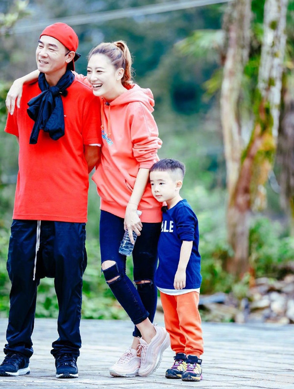 因为陈小春儿子Jasper的一句话，李沁和邓伦竟然组起了CP？