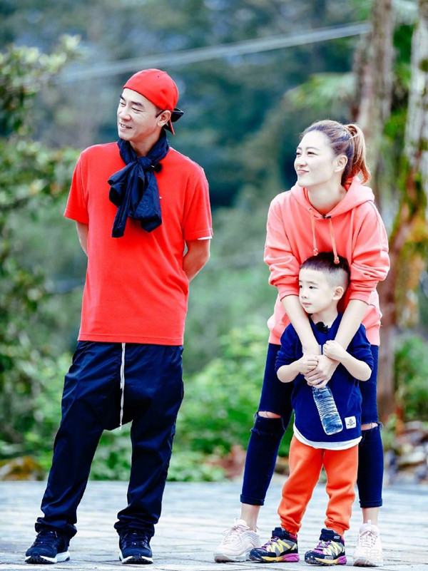 因为陈小春儿子Jasper的一句话，李沁和邓伦竟然组起了CP？