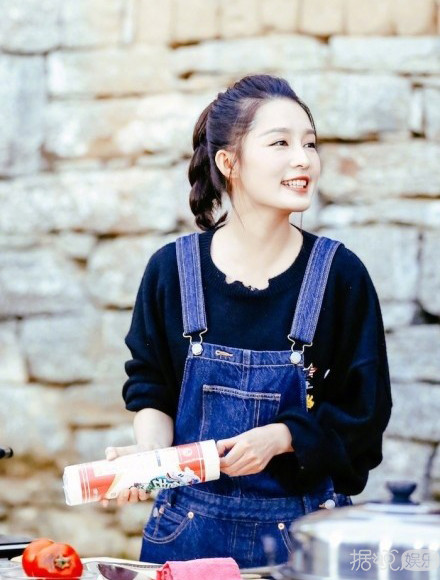 因为陈小春儿子Jasper的一句话，李沁和邓伦竟然组起了CP？
