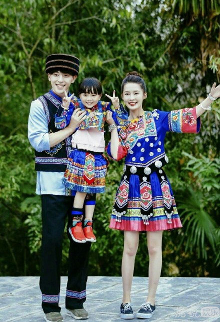 因为陈小春儿子Jasper的一句话，李沁和邓伦竟然组起了CP？