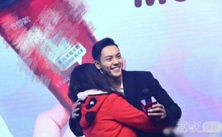 错觉么？与粉丝拥抱后 陈伟霆西装变白了...