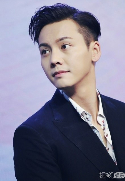 错觉么？与粉丝拥抱后 陈伟霆西装变白了...