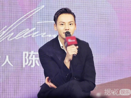 错觉么？与粉丝拥抱后 陈伟霆西装变白了...