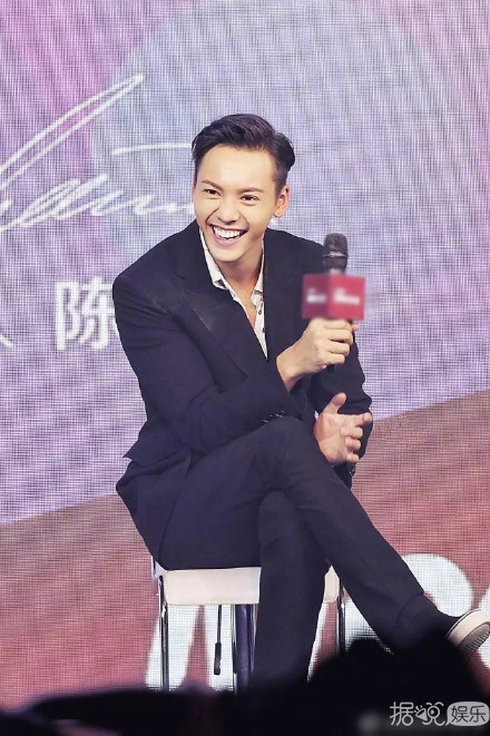 错觉么？与粉丝拥抱后 陈伟霆西装变白了...