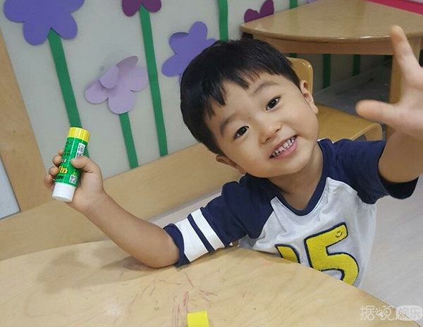 安吉把狗吃的面给沙溢，爆妈妈睫毛是假的，在坑爹的路上越走越远