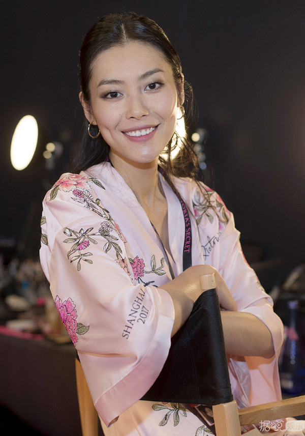 除了刘雯何穗奚梦瑶，中国超模最具话题的是第一次走维密秀的她？