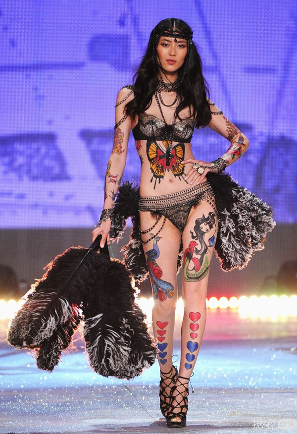 除了刘雯何穗奚梦瑶，中国超模最具话题的是第一次走维密秀的她？