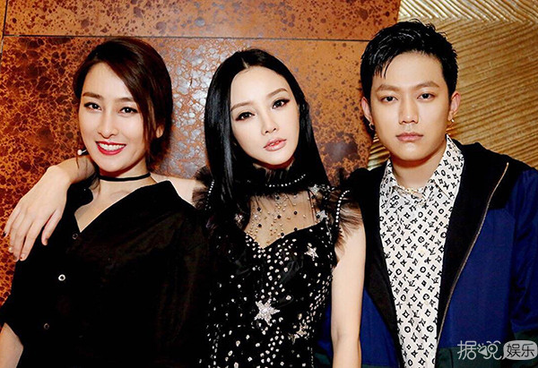 看完台上维密天使百花绽放，不如品品台下斗艳的明星造型