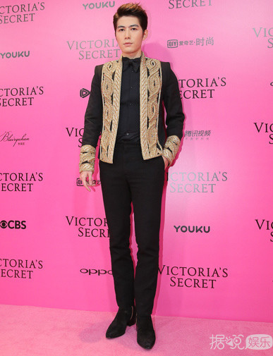 看完台上维密天使百花绽放，不如品品台下斗艳的明星造型