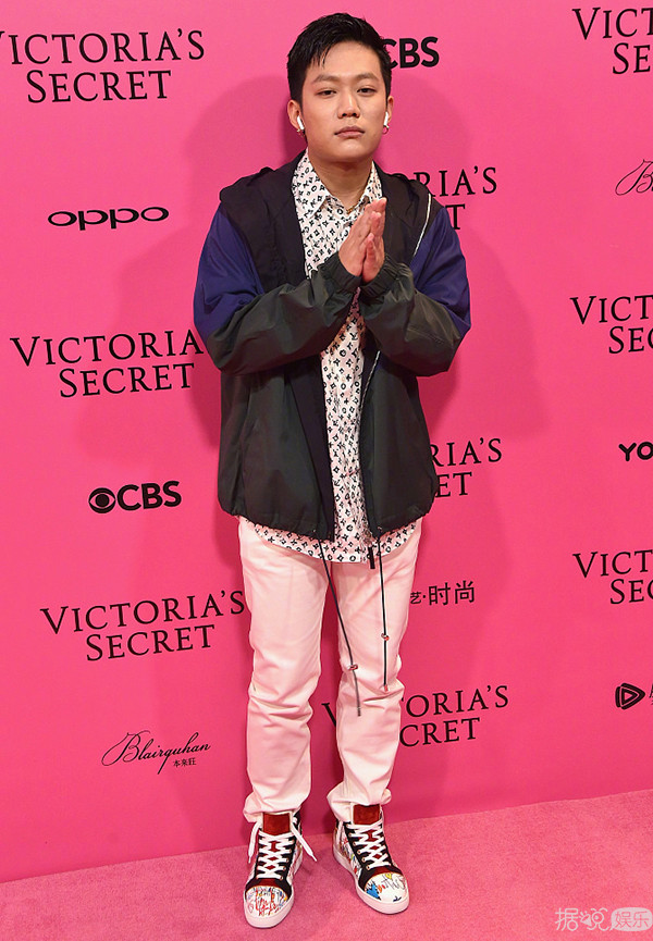 看完台上维密天使百花绽放，不如品品台下斗艳的明星造型