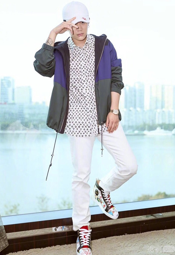 看完台上维密天使百花绽放，不如品品台下斗艳的明星造型