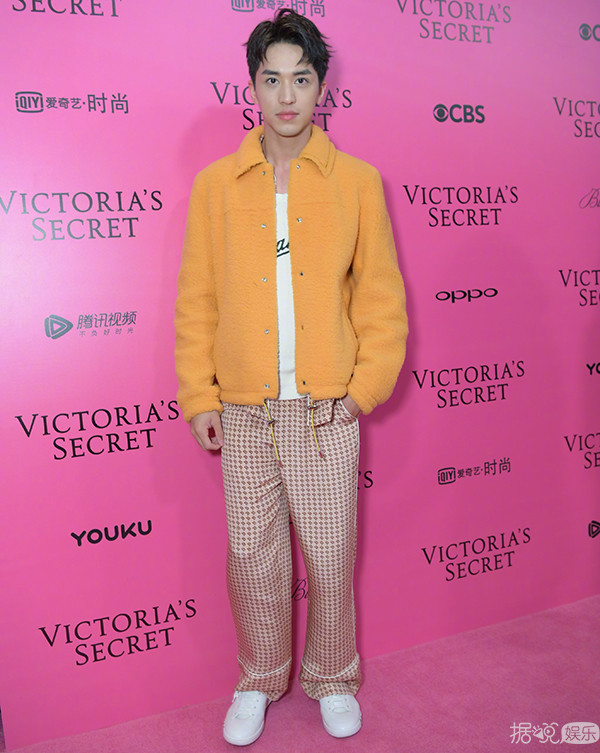 看完台上维密天使百花绽放，不如品品台下斗艳的明星造型