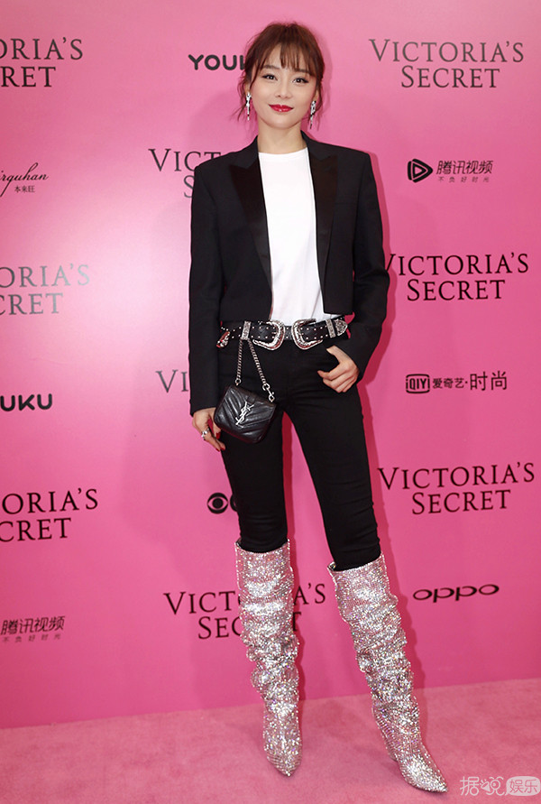 看完台上维密天使百花绽放，不如品品台下斗艳的明星造型