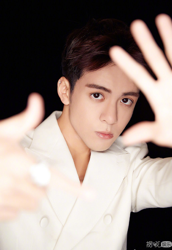 出道一年多就能与汪涵鹿晗等大咖搭档,才20岁的曾舜晞一点都不简单