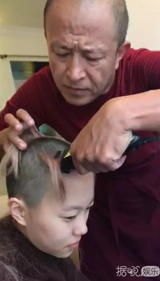 窦靖童剃光头发!第一批90后真的已经出家了? 窦靖童剃光头发!第一批90后真的已经出家了?