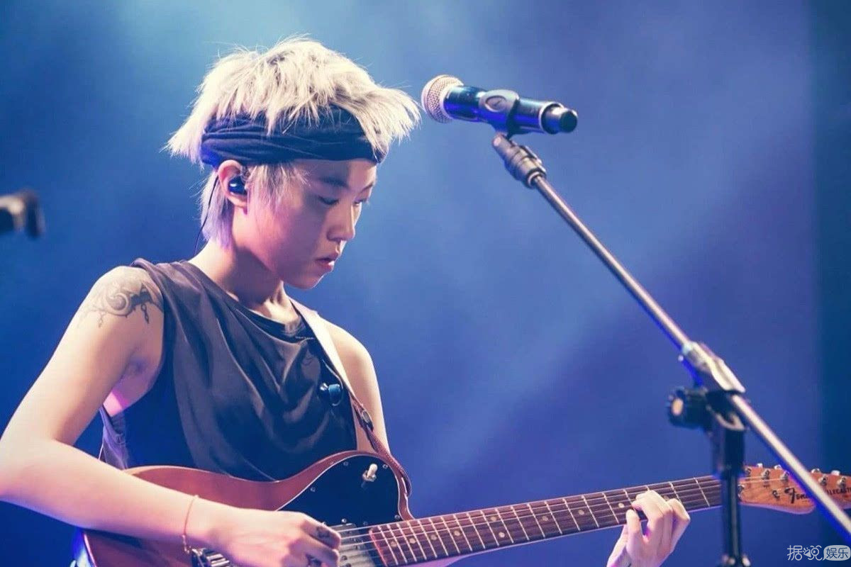 窦靖童剃光头发!第一批90后真的已经出家了? 窦靖童剃光头发!第一批90后真的已经出家了?