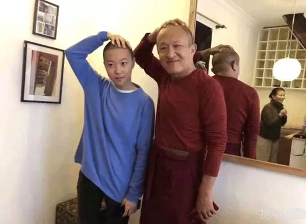 窦靖童剃光头发！第一批90后真的已经出家了？