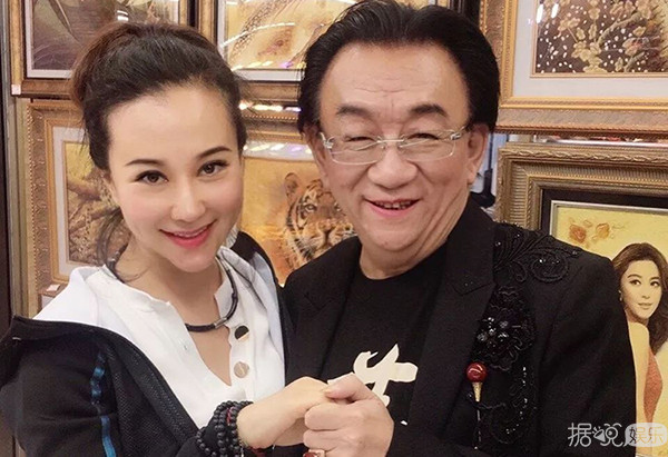 中国好师傅！71岁侯耀华收混血女徒弟，名牌包情侣表送不停