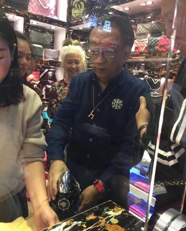 中国好师傅！71岁侯耀华收混血女徒弟，名牌包情侣表送不停