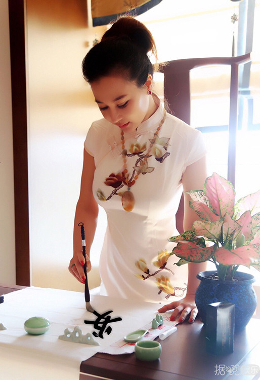 中国好师傅！71岁侯耀华收混血女徒弟，名牌包情侣表送不停