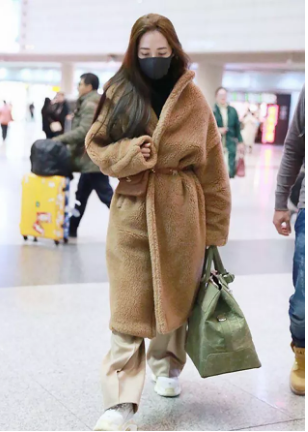 谁说女明星机场一定要凹造型的？你是没见过她们怕冷的样子吧！