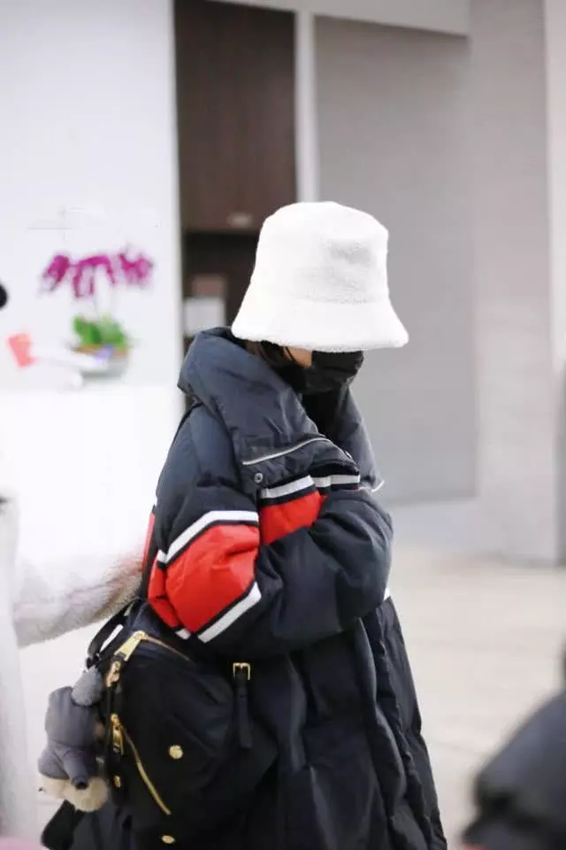 谁说女明星机场一定要凹造型的？你是没见过她们怕冷的样子吧！