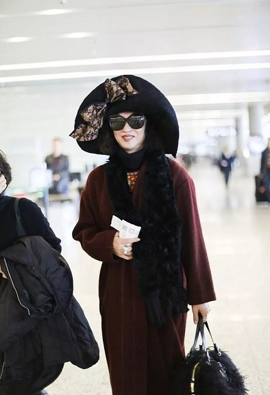 谁说女明星机场一定要凹造型的？你是没见过她们怕冷的样子吧！