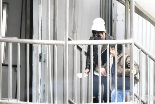 同样是捡垃圾,为什么陈伟霆获赞无数,她却被喷得体无完肤? 同样是捡垃圾,为什么陈伟霆获赞无数,她却被喷得体无完肤?