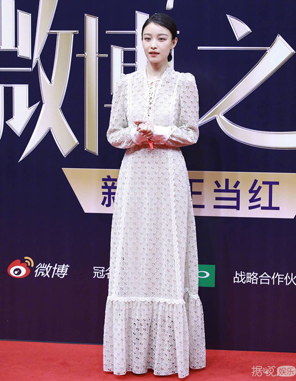 微博之夜红毯造型大盘点,杨颖、杨幂美若天仙,而她却是车祸现场 微博之夜红毯造型大盘点,杨颖、杨幂美若天仙,而她却是车祸现场