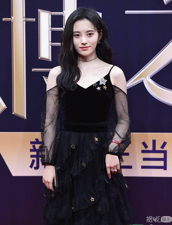 微博之夜红毯造型大盘点,杨颖、杨幂美若天仙,而她却是车祸现场 微博之夜红毯造型大盘点,杨颖、杨幂美若天仙,而她却是车祸现场