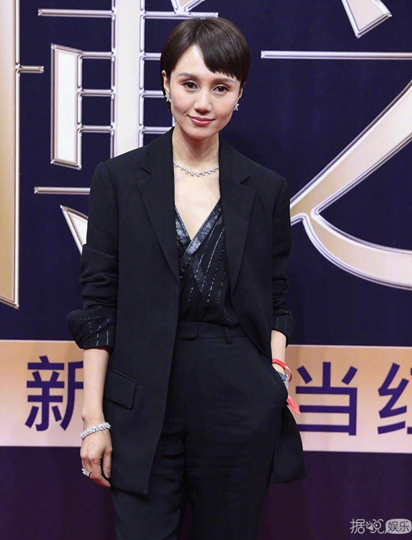 微博之夜红毯造型大盘点,杨颖、杨幂美若天仙,而她却是车祸现场 微博之夜红毯造型大盘点,杨颖、杨幂美若天仙,而她却是车祸现场