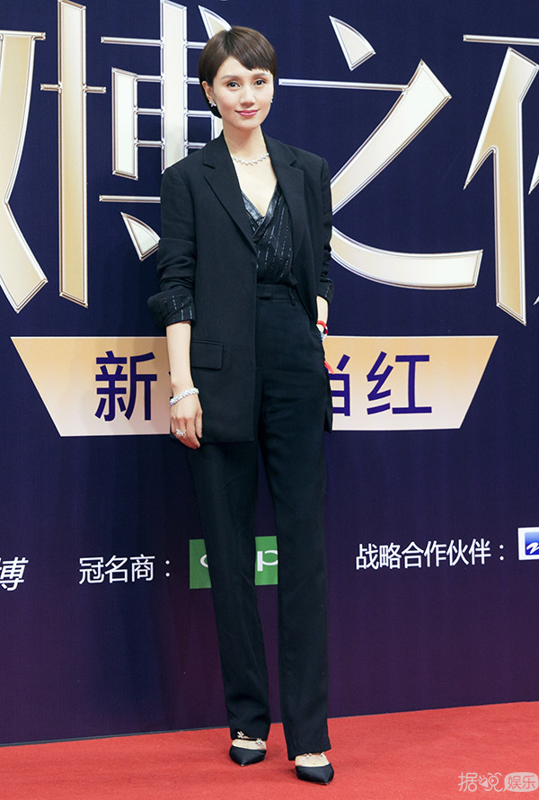微博之夜红毯造型大盘点,杨颖、杨幂美若天仙,而她却是车祸现场 微博之夜红毯造型大盘点,杨颖、杨幂美若天仙,而她却是车祸现场