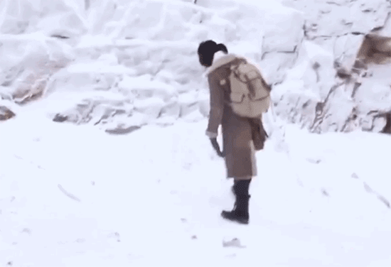 王俊凯雪地滑倒机智化解尴尬，胡歌奚梦瑶了解一下！