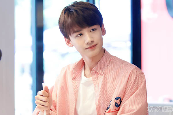 爱豆不更博怎么办？蔡徐坤粉丝：给他冲会员啊！充100年！