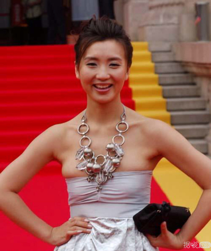   千万不要得罪造型师，看完这些辣眼睛的造型我忽然原谅了关晓彤！