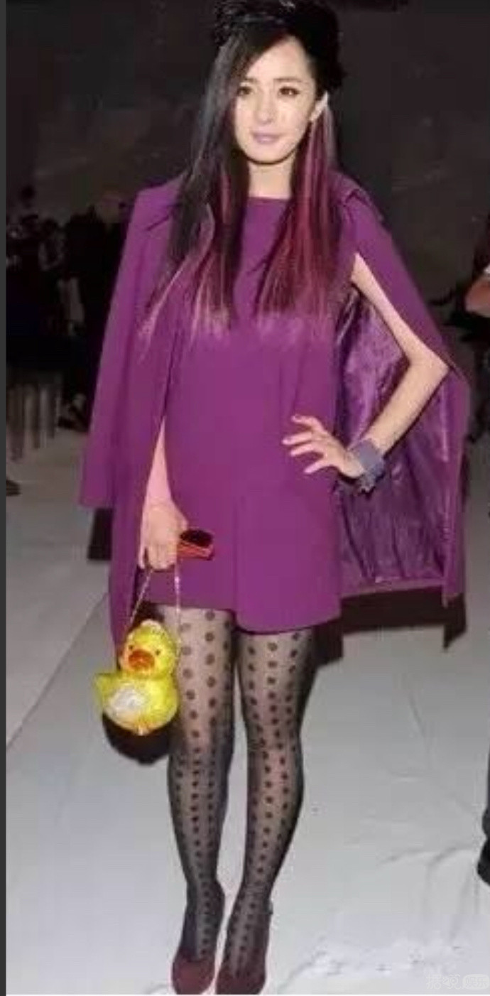   千万不要得罪造型师，看完这些辣眼睛的造型我忽然原谅了关晓彤！