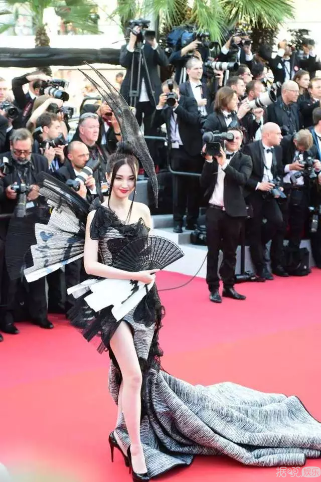   千万不要得罪造型师，看完这些辣眼睛的造型我忽然原谅了关晓彤！