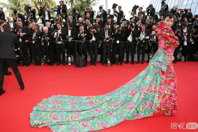   千万不要得罪造型师，看完这些辣眼睛的造型我忽然原谅了关晓彤！