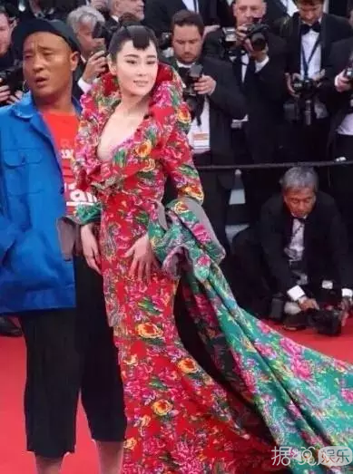   千万不要得罪造型师，看完这些辣眼睛的造型我忽然原谅了关晓彤！