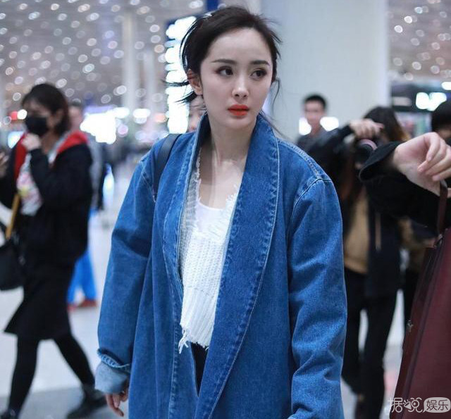 鸭脖烤肠辣条，这些女星真的是用生命在吃零食