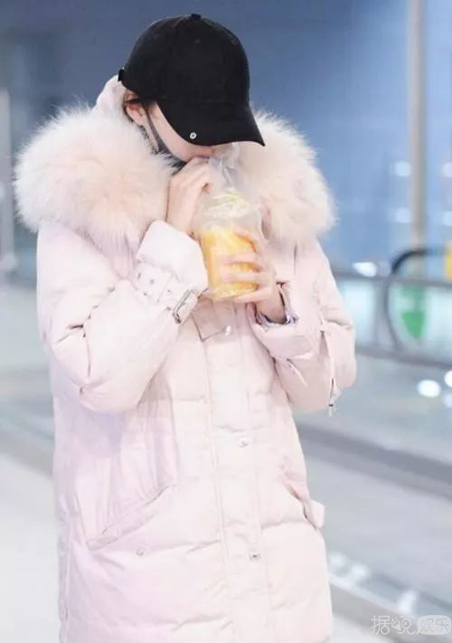 鸭脖烤肠辣条，这些女星真的是用生命在吃零食