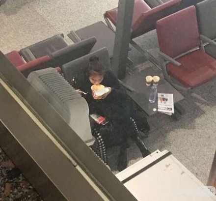 鸭脖烤肠辣条，这些女星真的是用生命在吃零食