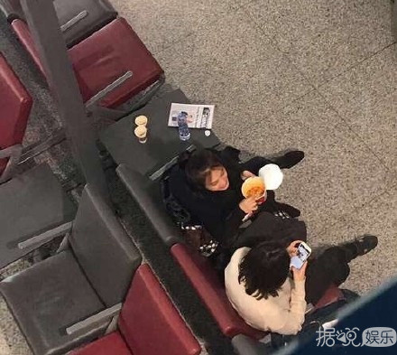 鸭脖烤肠辣条，这些女星真的是用生命在吃零食