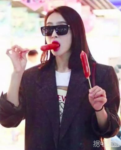 鸭脖烤肠辣条，这些女星真的是用生命在吃零食