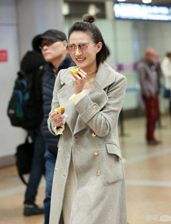 鸭脖烤肠辣条，这些女星真的是用生命在吃零食