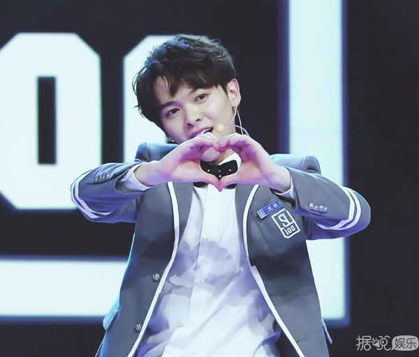 新男团诞生！蔡徐坤C位出道实至名归，他却被质疑有黑幕？