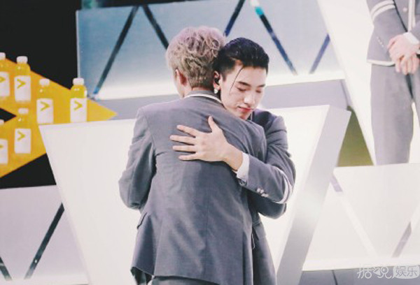 新男团诞生！蔡徐坤C位出道实至名归，他却被质疑有黑幕？