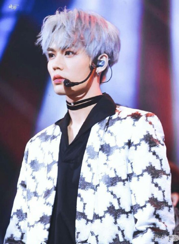 新男团诞生！蔡徐坤C位出道实至名归，他却被质疑有黑幕？